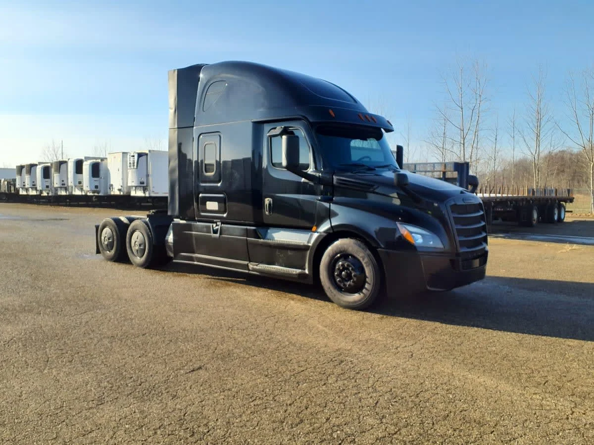 2020 Freightliner Cascadia - image 3