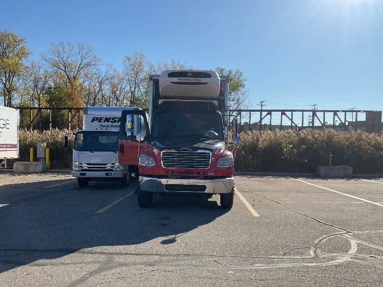 2019 Freightliner M2 106 - image 2