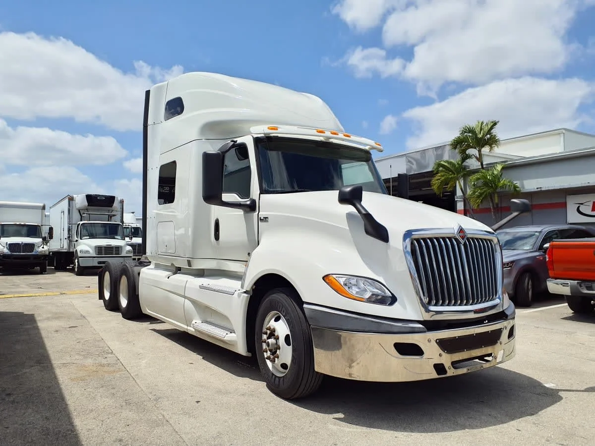 2020 International LT in Davie, FL — photo 3