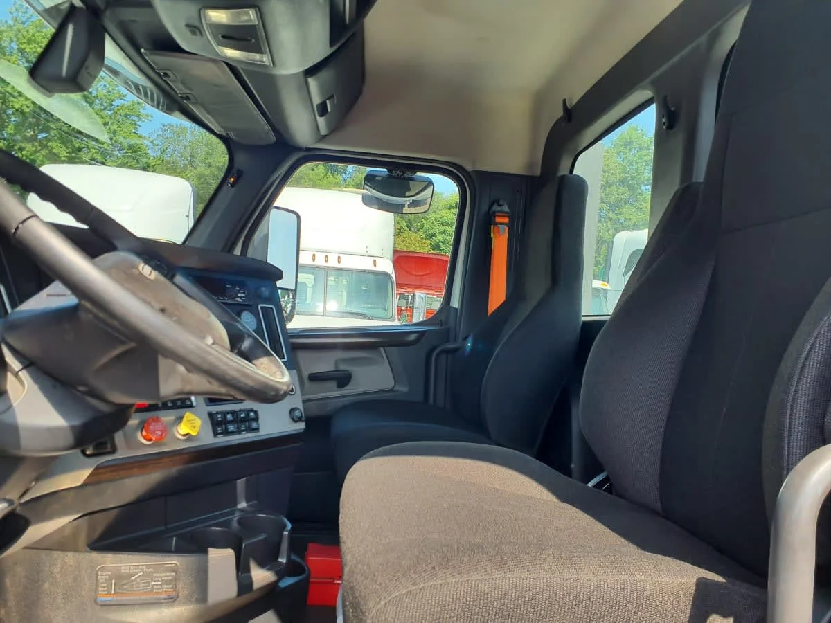 2019 Freightliner Cascadia in Springfield, MA — photo 10