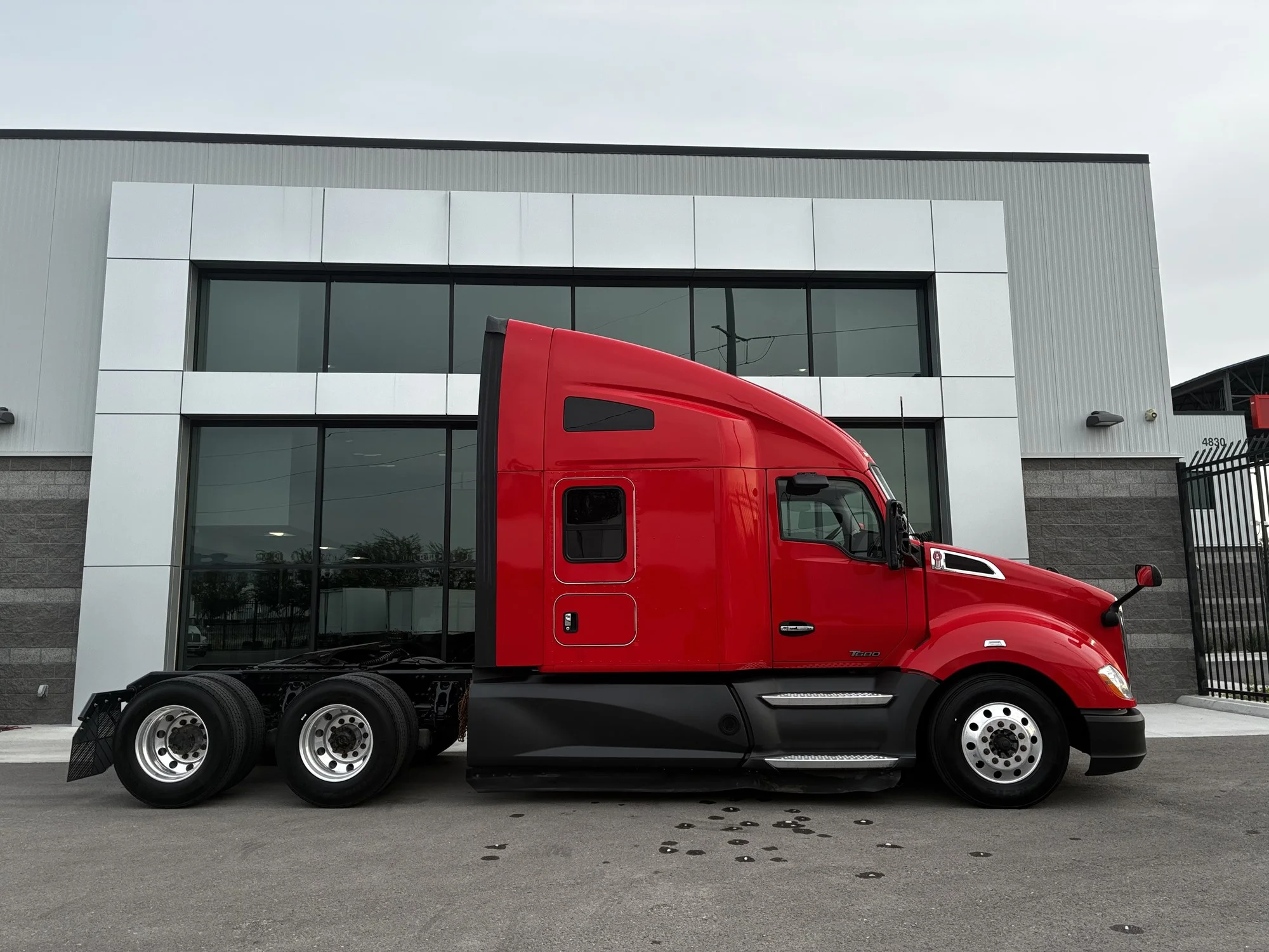 2022 Kenworth T680 - image 2