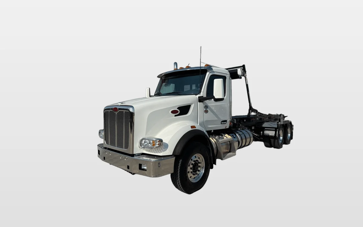 2025 PETERBILT 567 - image 1