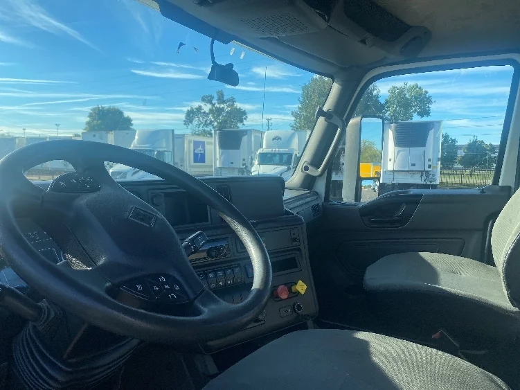 2018 International LT - image 10