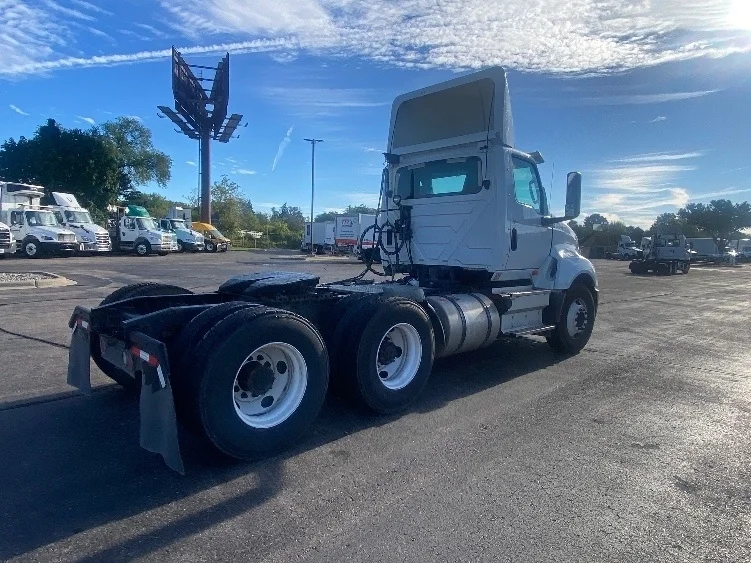 2018 International LT - image 7