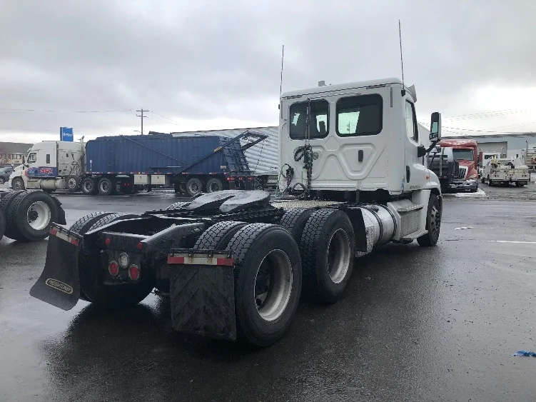 2018 Freightliner Cascadia - image 7