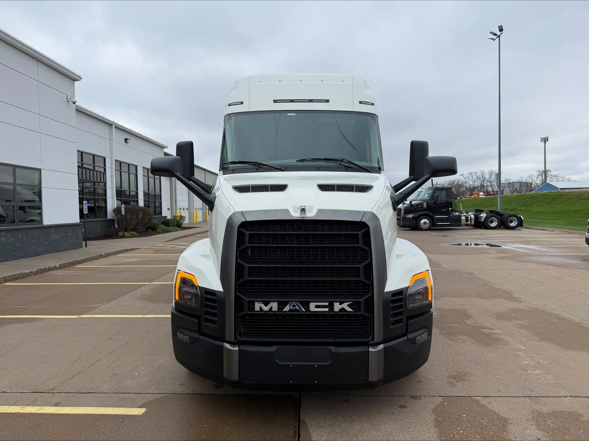 2026 Mack Pioneer — photo 2