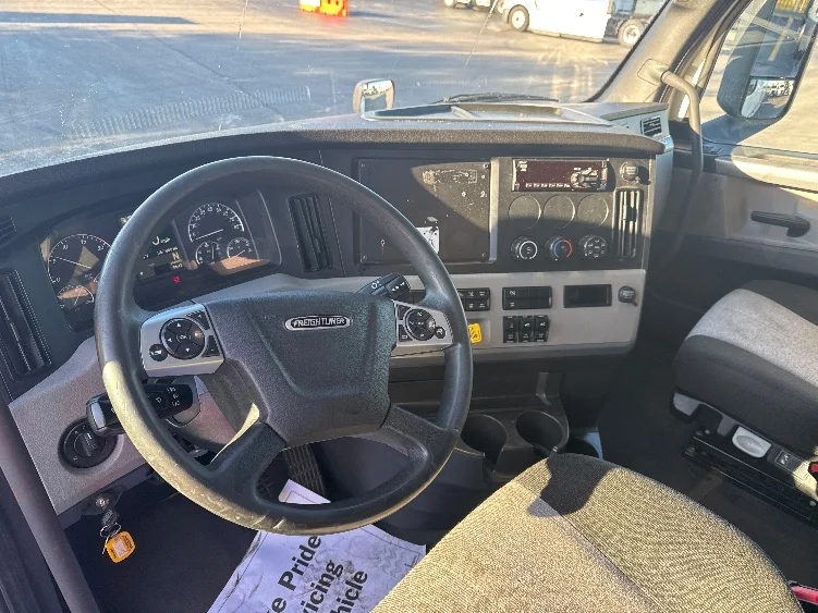 2021 Freightliner Cascadia - image 10