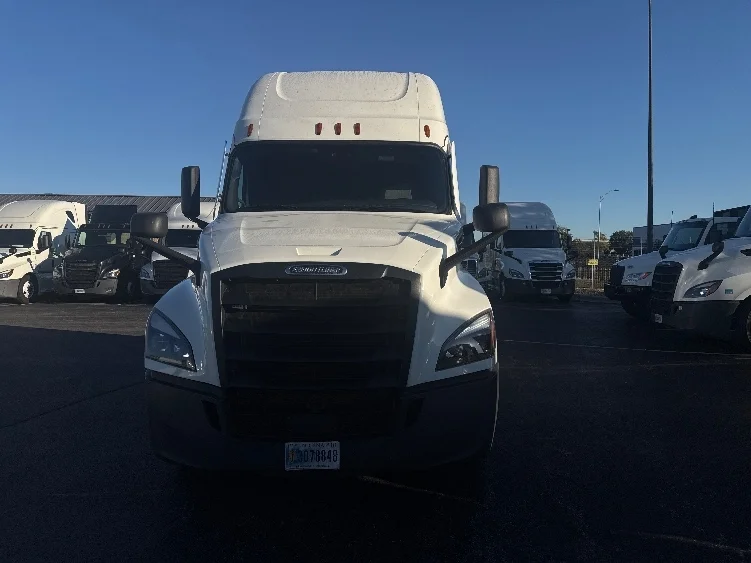 2021 Freightliner Cascadia - image 2