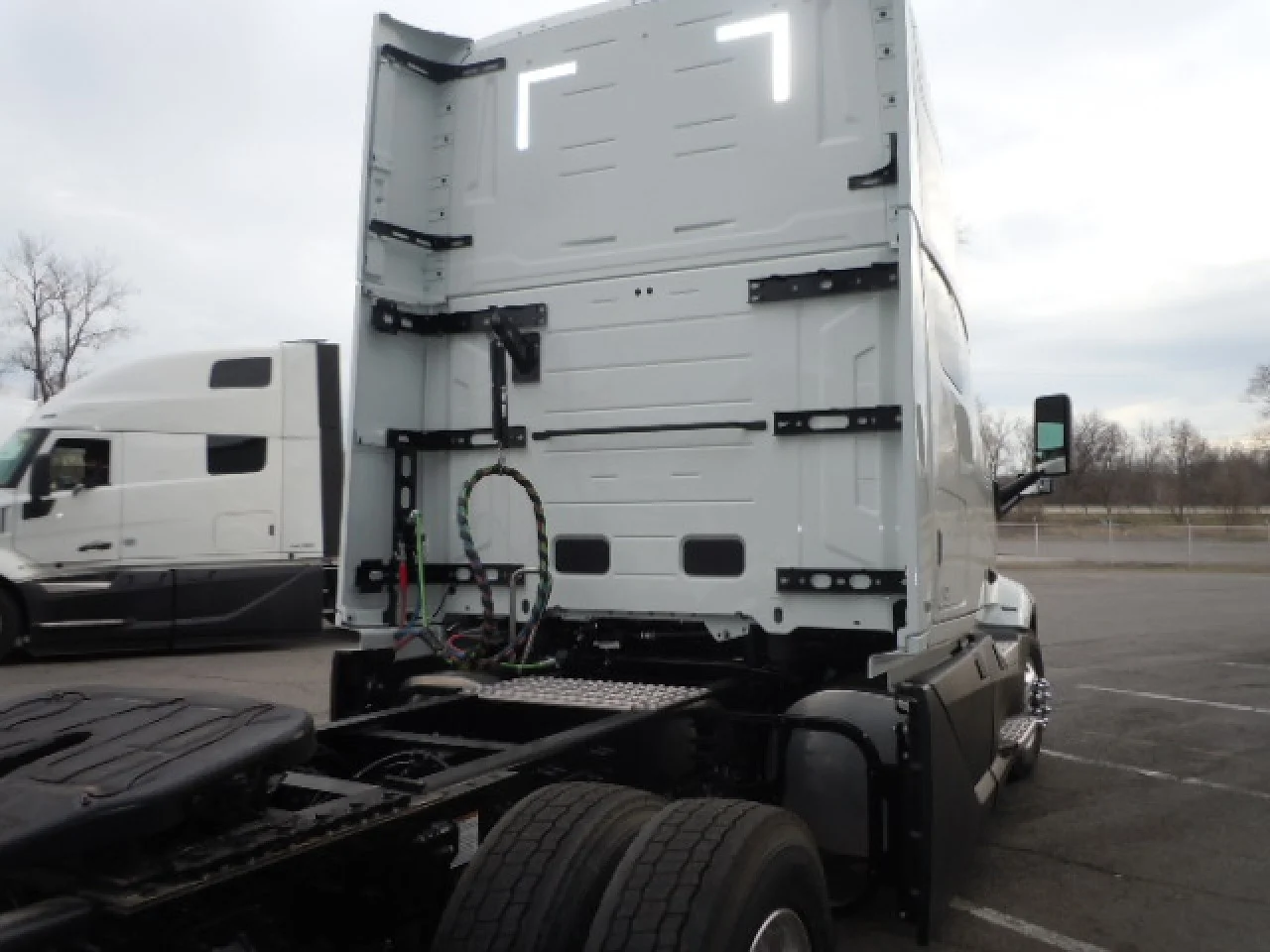 2026 Volvo VNL 860 in Gary, IN — photo 3
