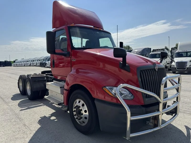 2018 International LT - image 9