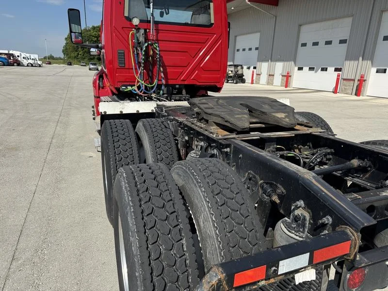 2018 International LT - image 6