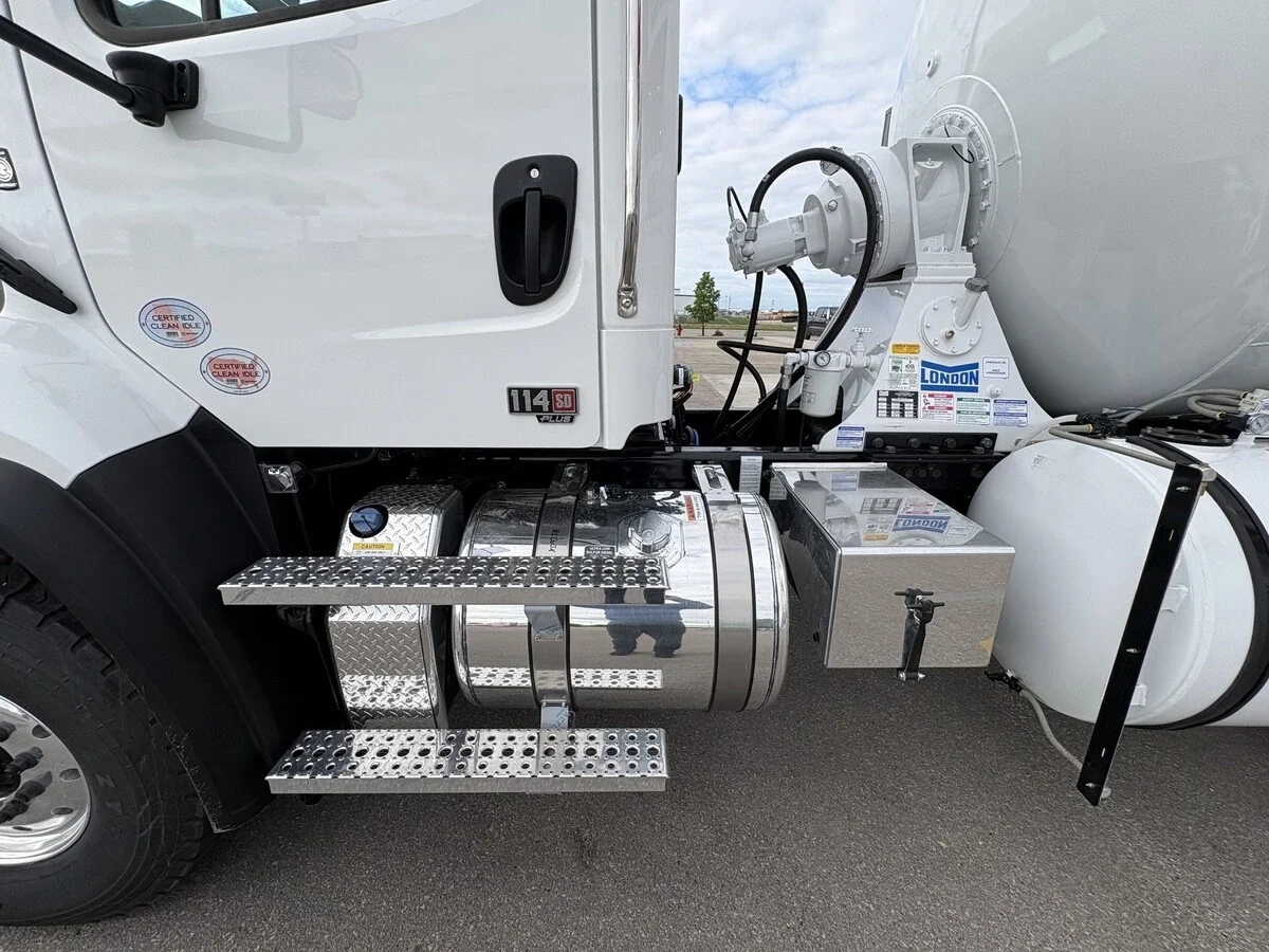 2027 Freightliner 114SD — photo 12
