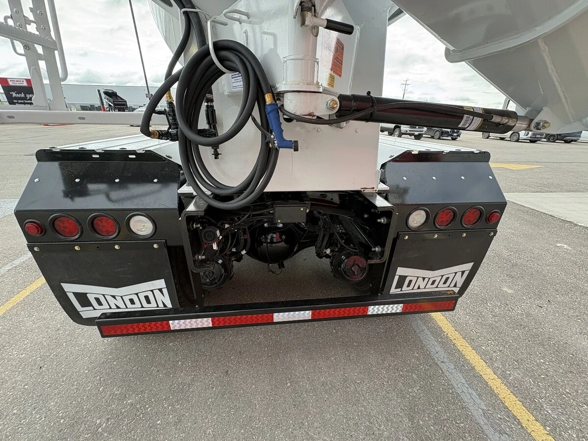 2027 Freightliner 114SD — photo 8