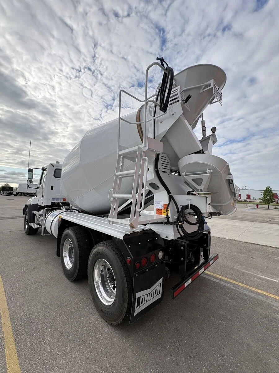 2027 Freightliner 114SD — photo 9
