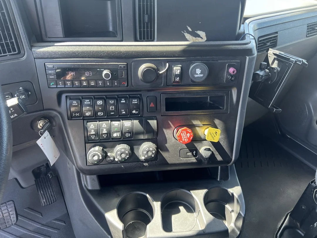 2022 International LT - image 11