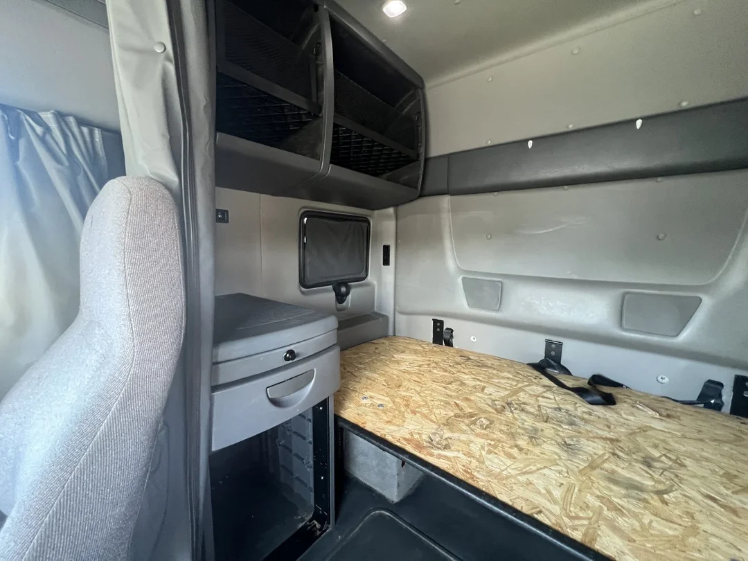 2022 International LT - image 13