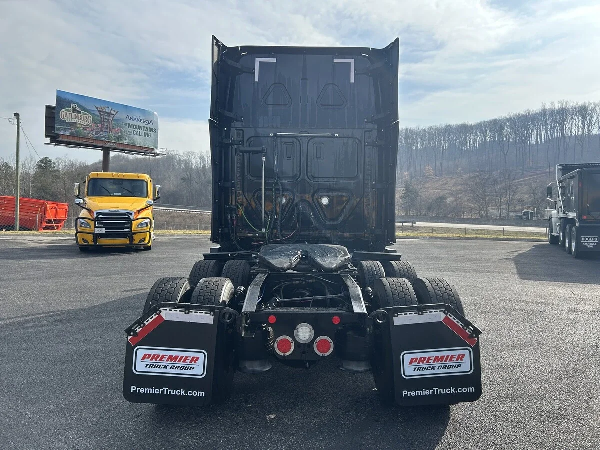 2022 Freightliner Cascadia in Knoxville, TN — photo 4