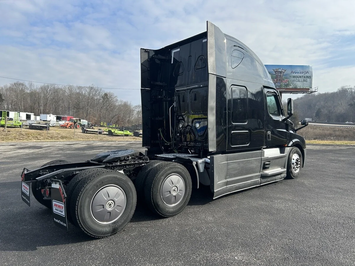 2022 Freightliner Cascadia in Knoxville, TN — photo 5
