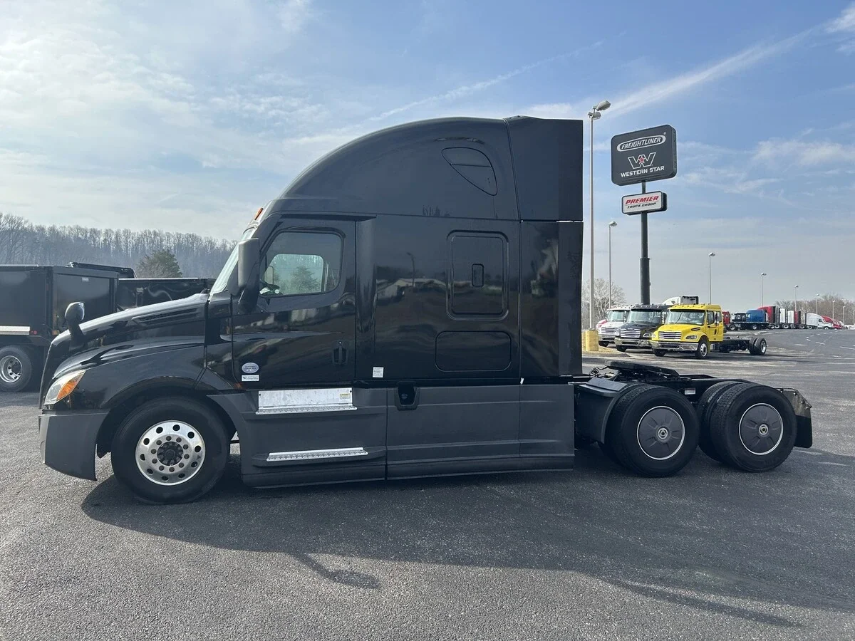 2022 Freightliner Cascadia in Knoxville, TN — photo 2