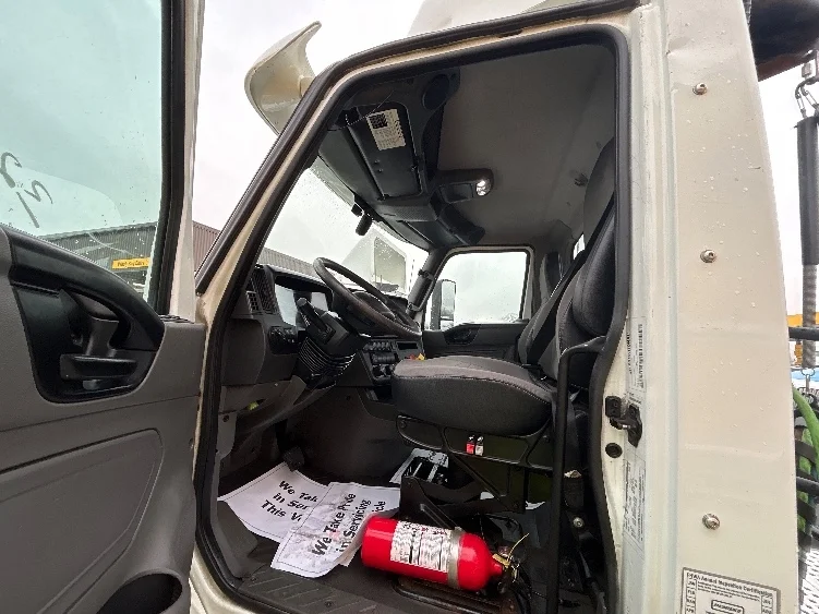 2019 International LT - image 9