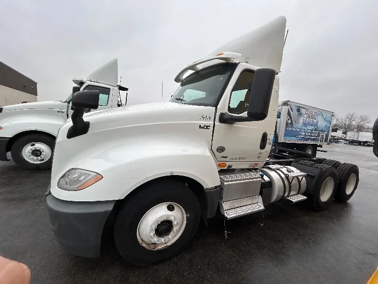 2019 International LT - image 4
