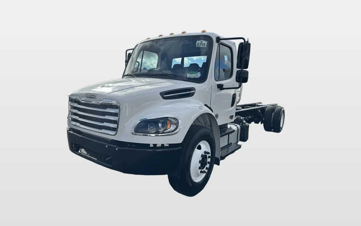 2025 Freightliner M2 106 - image 1