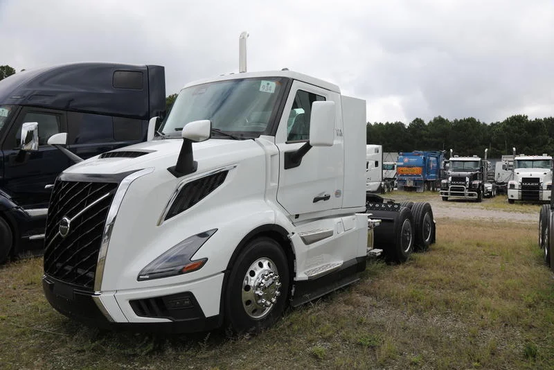 2022 Volvo VNL 300 in Greensboro, NC — photo 5