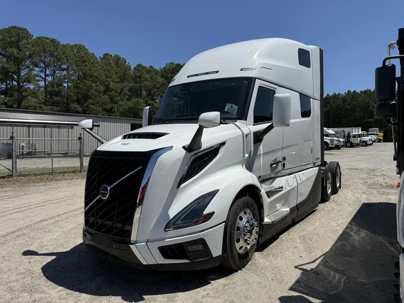 2022 Volvo VNL 300 in Greensboro, NC — photo 7