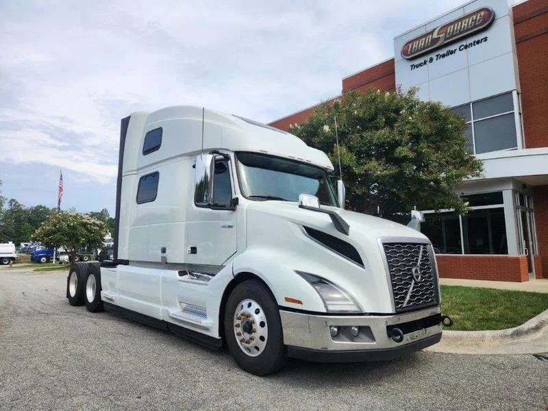 2022 Volvo VNL 300 in Greensboro, NC — photo 3