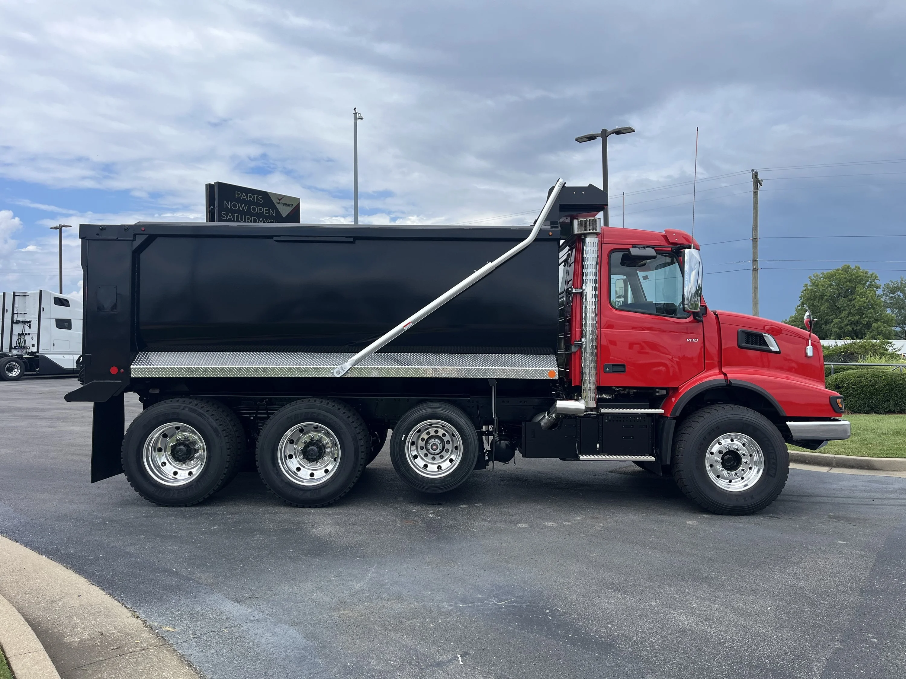 2026 Volvo VHD 300 in La Vergne — photo 2