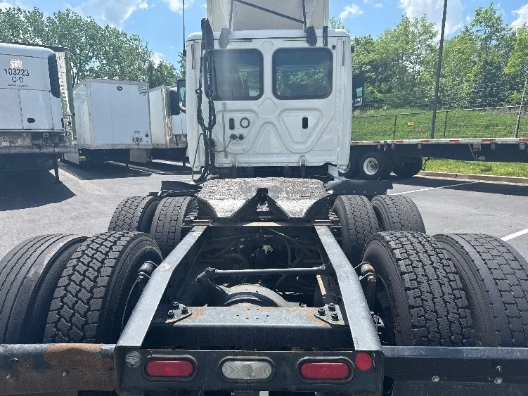 2019 Freightliner Cascadia in Jessup, MD — photo 6