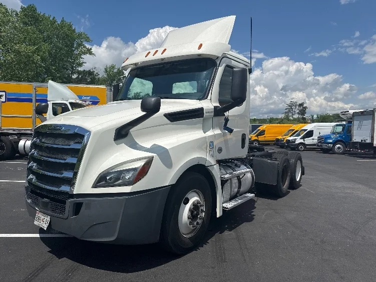 2019 Freightliner Cascadia in Jessup, MD — photo 3