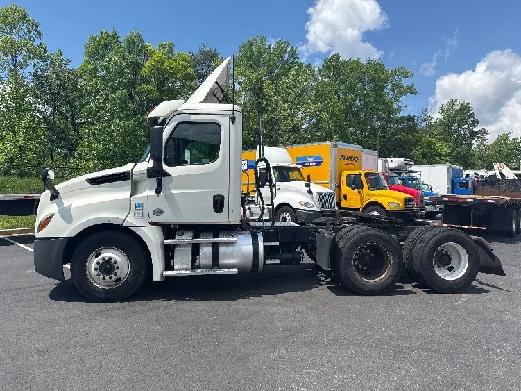 2019 Freightliner Cascadia in Jessup, MD — photo 4