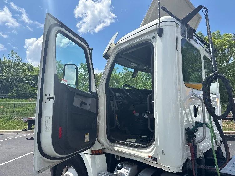 2019 Freightliner Cascadia in Jessup, MD — photo 9