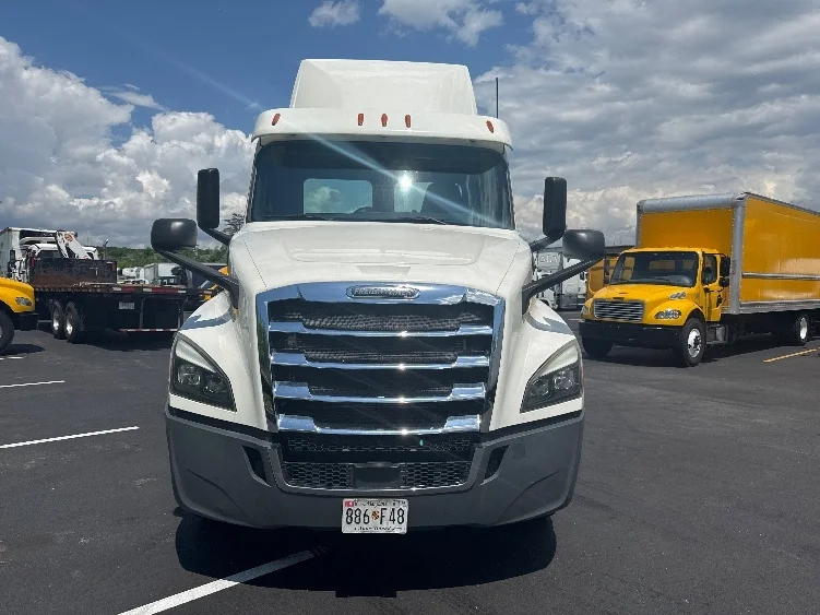 2019 Freightliner Cascadia in Jessup, MD — photo 2