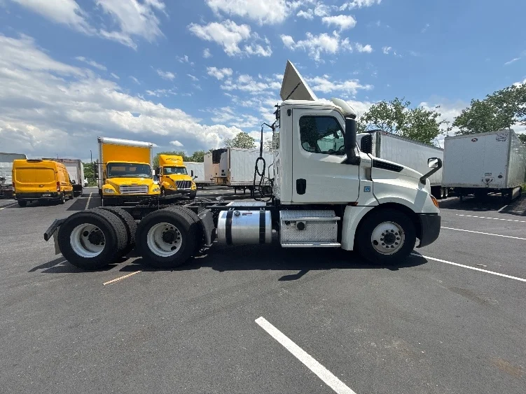 2019 Freightliner Cascadia in Jessup, MD — photo 8