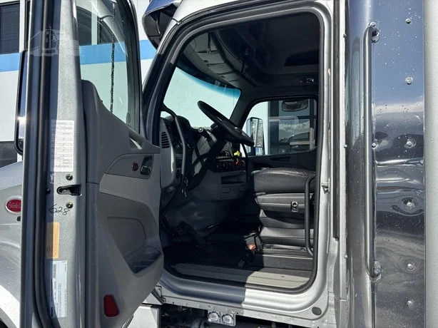 2021 Peterbilt 567 in Salt Lake City, UT — photo 9