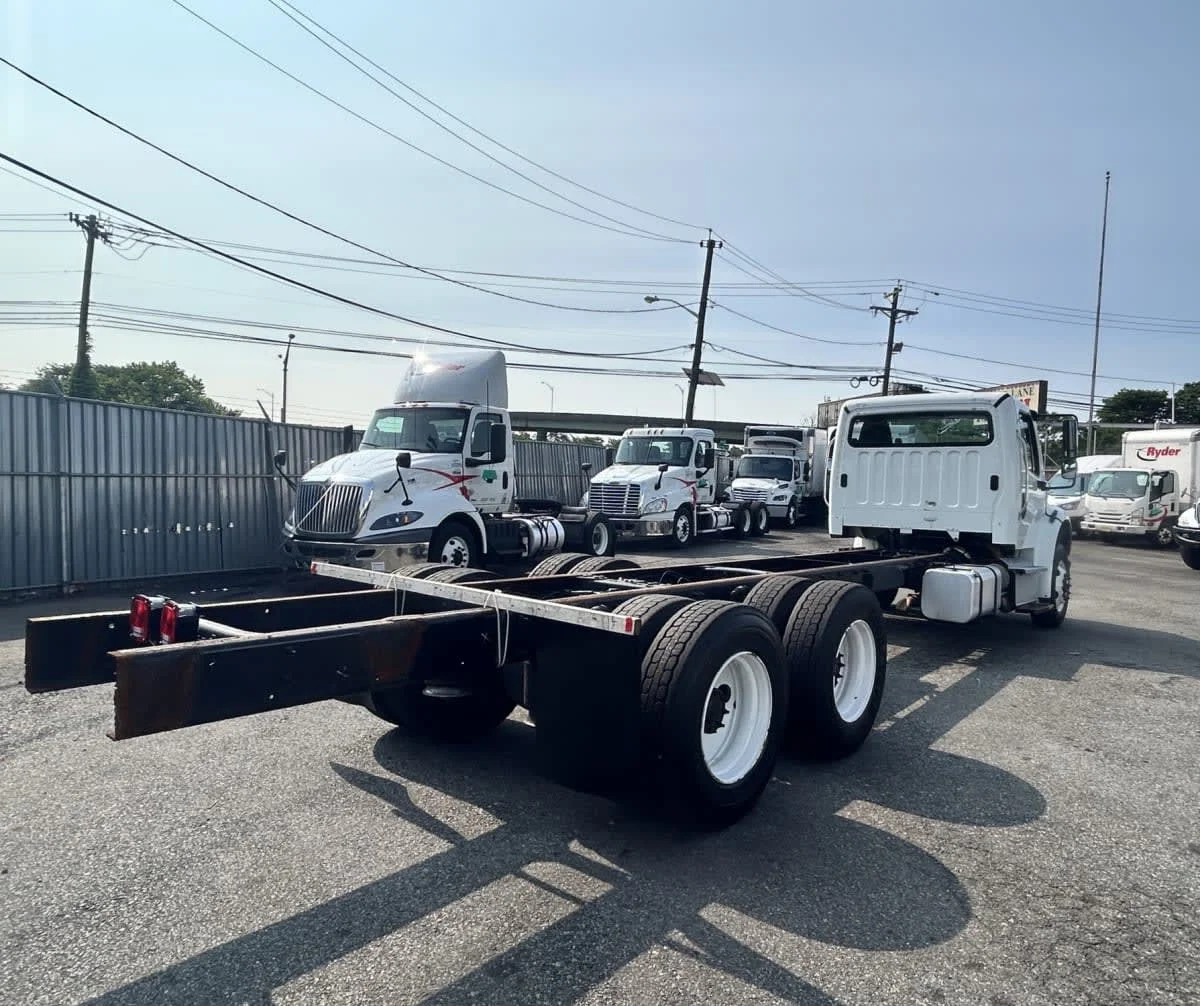 2017 Freightliner M2 106 - image 4