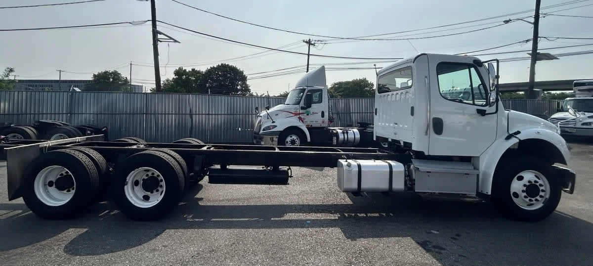2017 Freightliner M2 106 - image 9