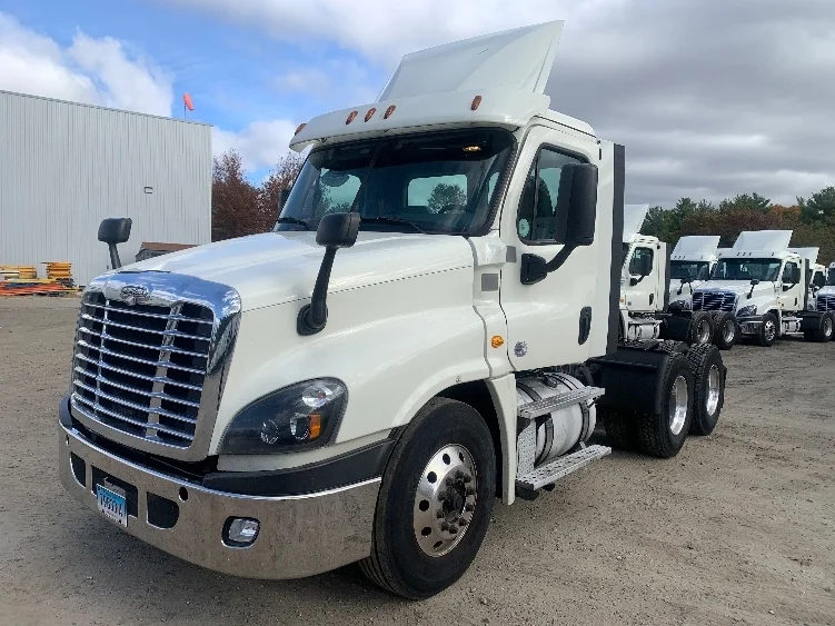 2019 Freightliner Cascadia - image 3