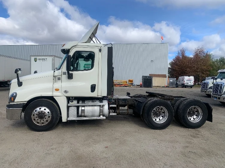 2019 Freightliner Cascadia - image 4