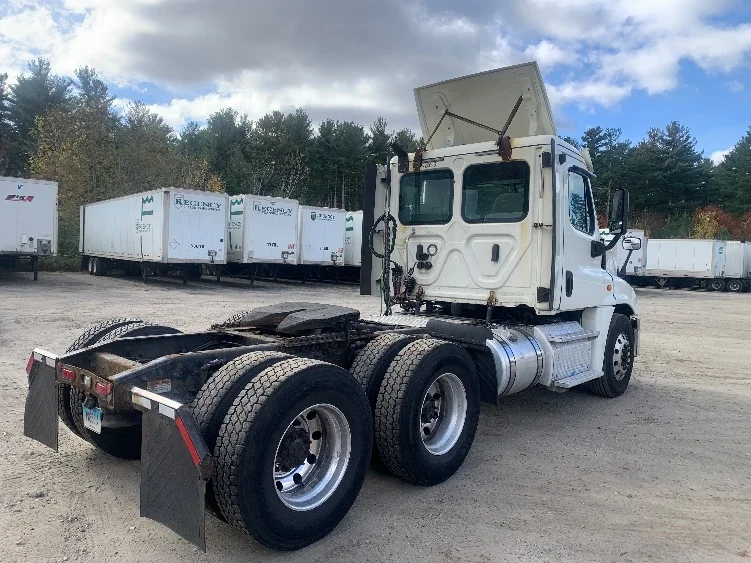2019 Freightliner Cascadia - image 7