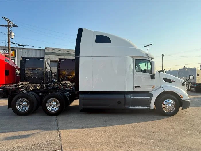 2021 Peterbilt 579 - image 2