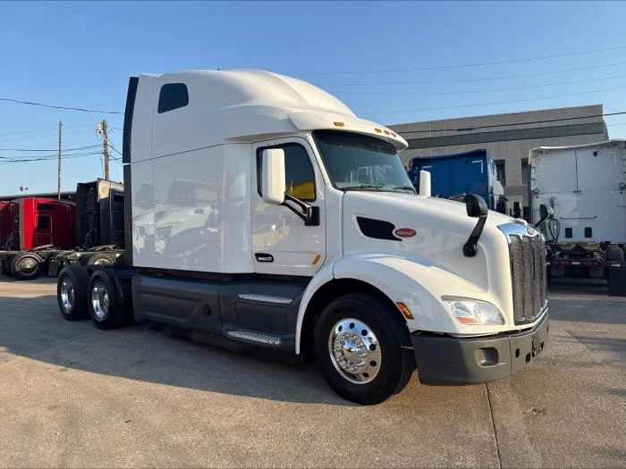 2021 Peterbilt 579 - image 3