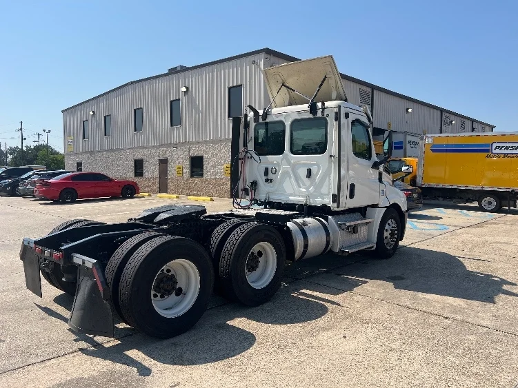 2020 Freightliner Cascadia in Hammond, LA — photo 7