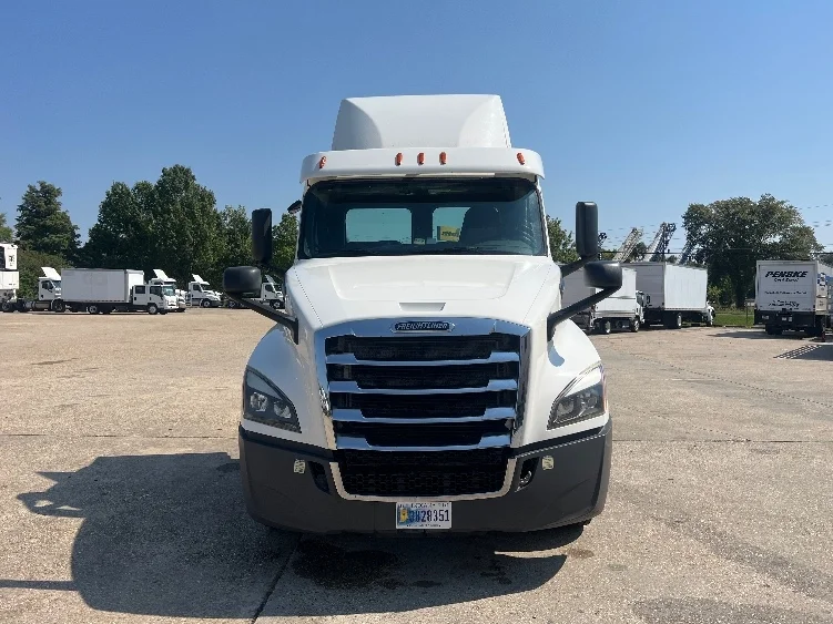 2020 Freightliner Cascadia in Hammond, LA — photo 2