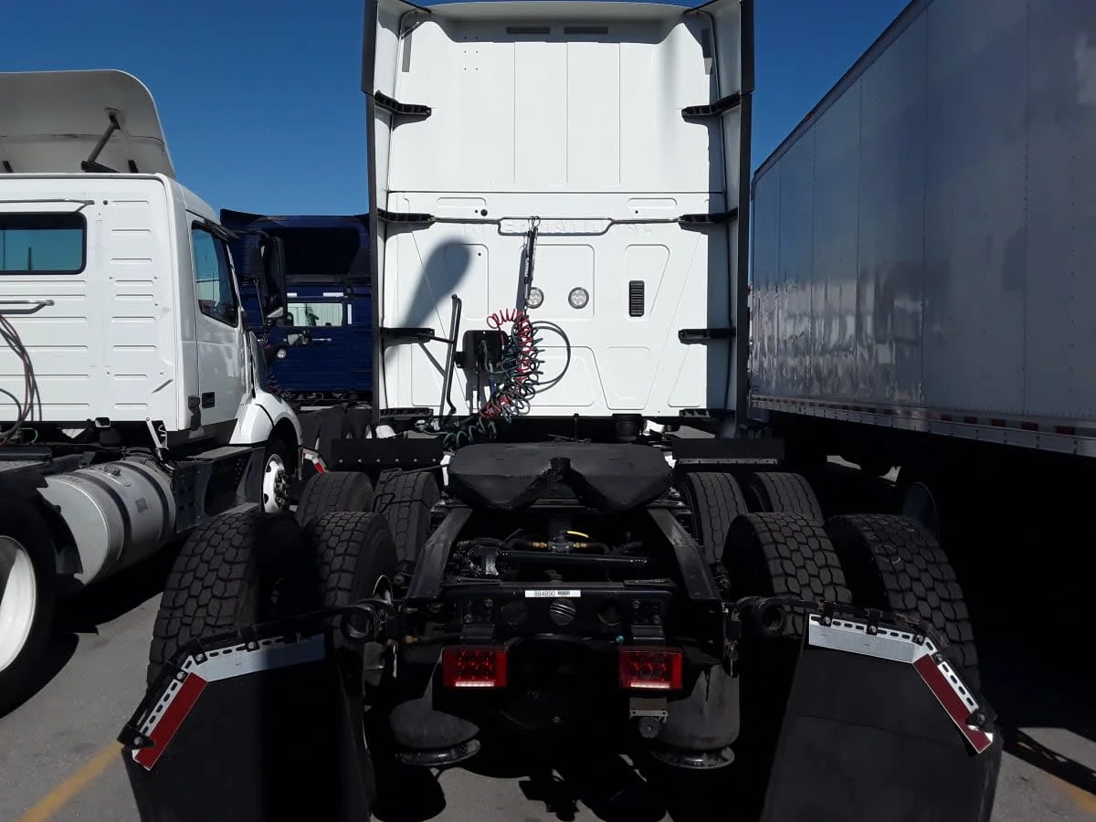 2019 International LT - image 5