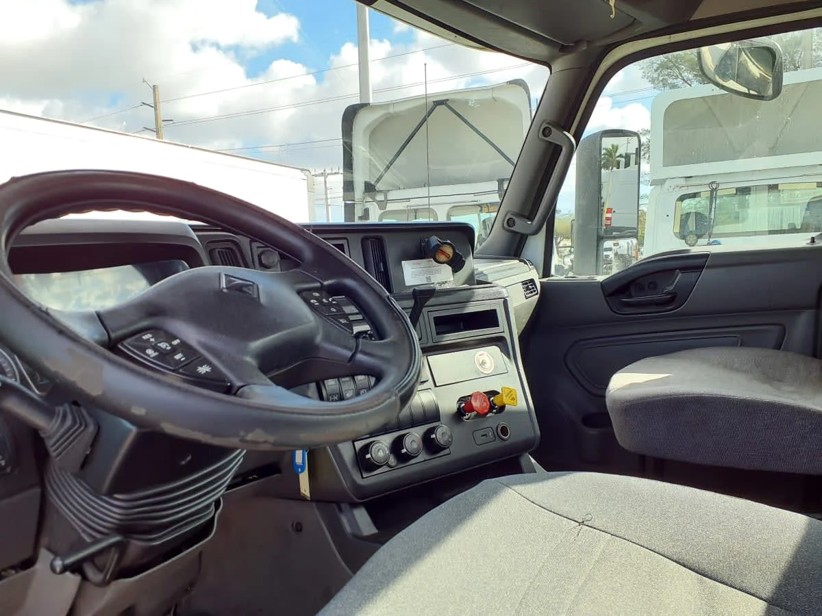 2018 International LT - image 7