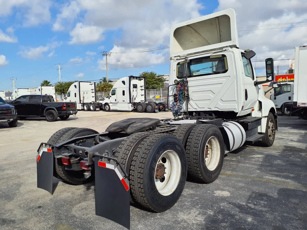 2018 International LT - image 4