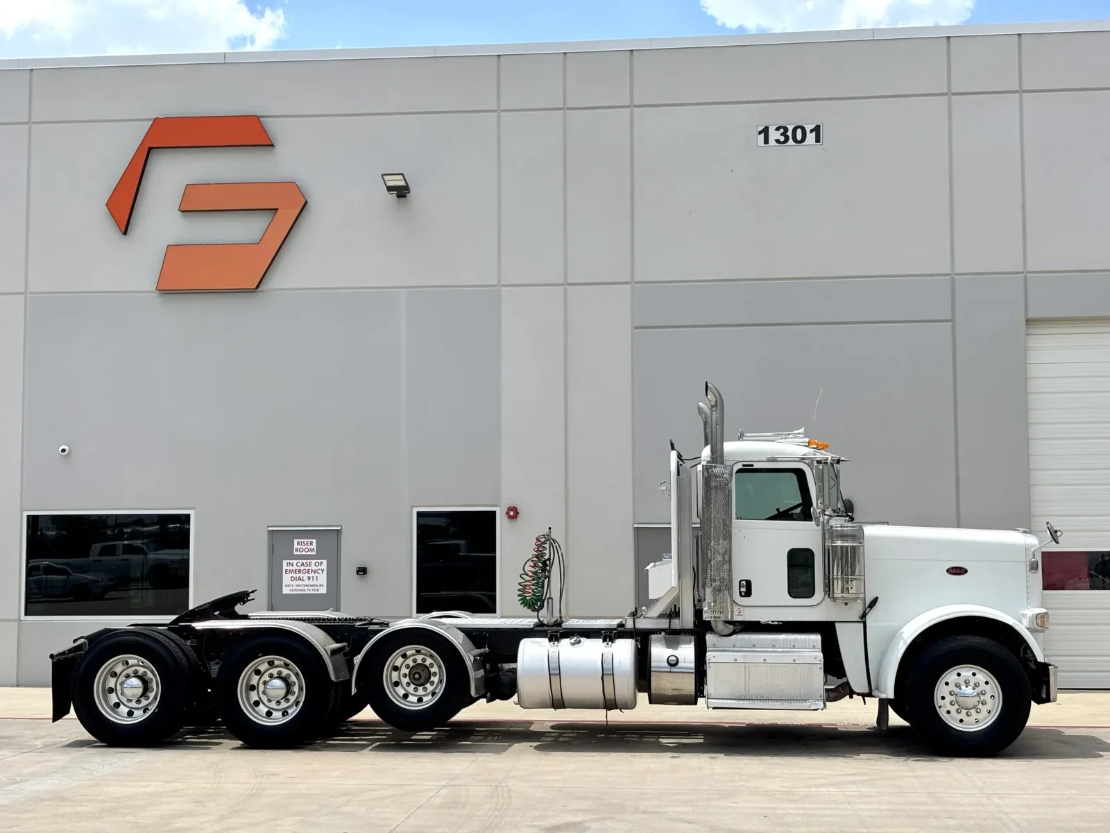 2012 Peterbilt 388 in Hutchins, TX — photo 3